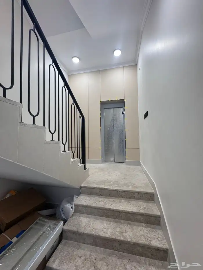 للبيع شقق علويه مع ملحق خاص وسطح حى الحسام 3