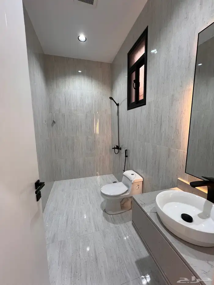 للبيع فيلا روف دور ثاني مع ملحق حى الراقى خميس مشيط 42