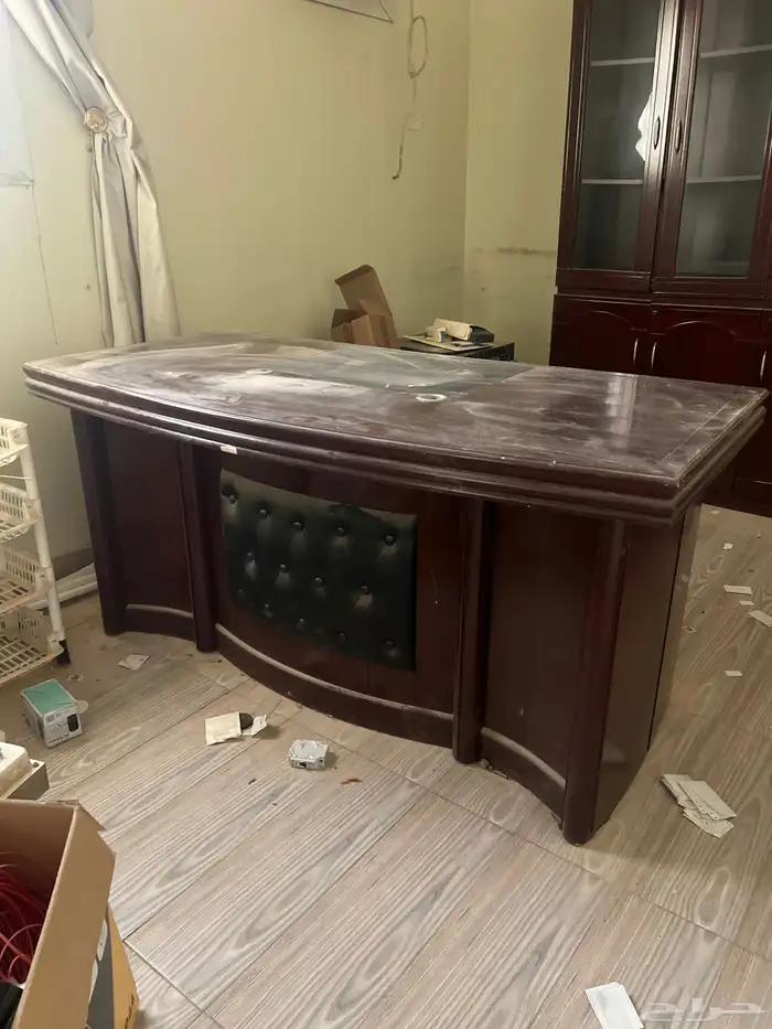 مكتب مع ملحقاته للبيع 0