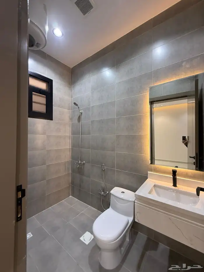 للبيع روف علوي بملحق تشطيب VIP في حي الورود شمال الراقي 16