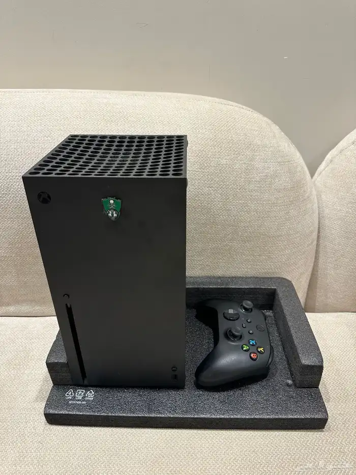 اكس بوكس سيرس   مع يدين   مع 3 أشرطة   للبيع . 0