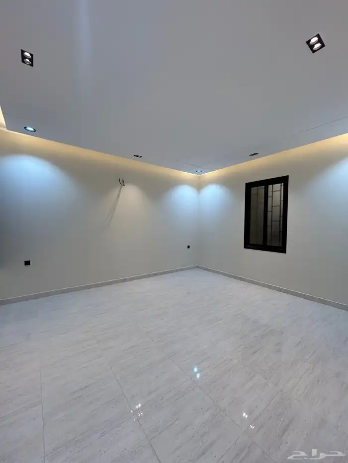 للبيع شقق علوية وأرضية مساحة واسعة مكتملة الخدمات حي الطلح 12