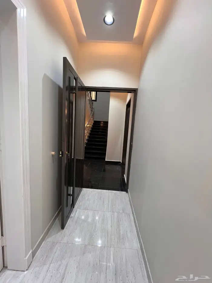 للبيع فيلا روف دور ثاني مع ملحق حى الراقى خميس مشيط 9