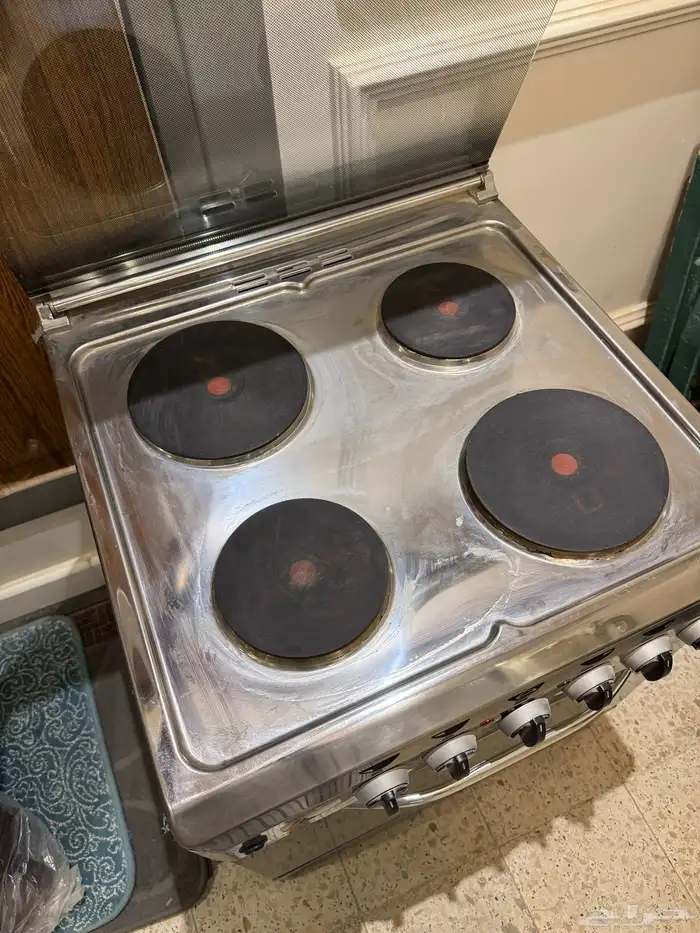 طاولات وغساله اتوماتيك وسرير وباب خشب وفرن كهربائي 7