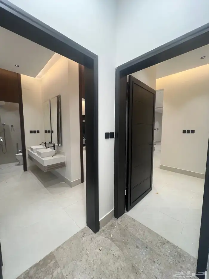 للبيع ادوار علوية مع ملحق و سطح خاص مخطط الحسام 3