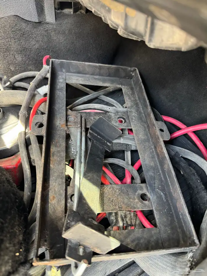 بطارية 100 امبير مع القاعدة ودقمه وكيبل كهرب جاهز 3