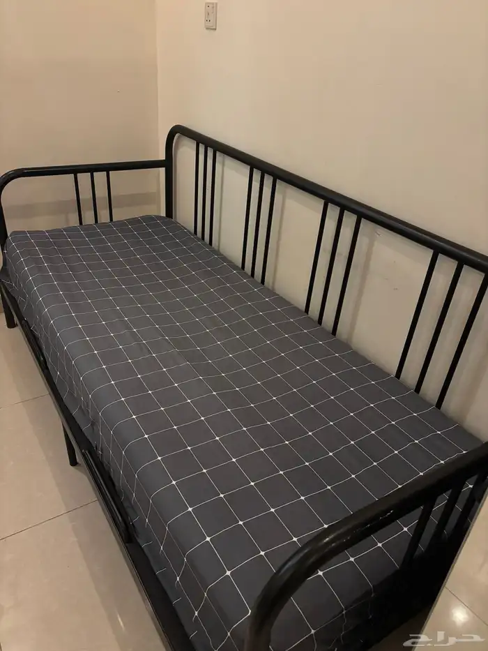 سرير من ايكيا قابل للتمدد و دولاب ايكيا 1