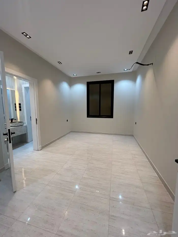 للبيع شقق علوية وأرضية مساحة واسعة مكتملة الخدمات حي الطلح 5