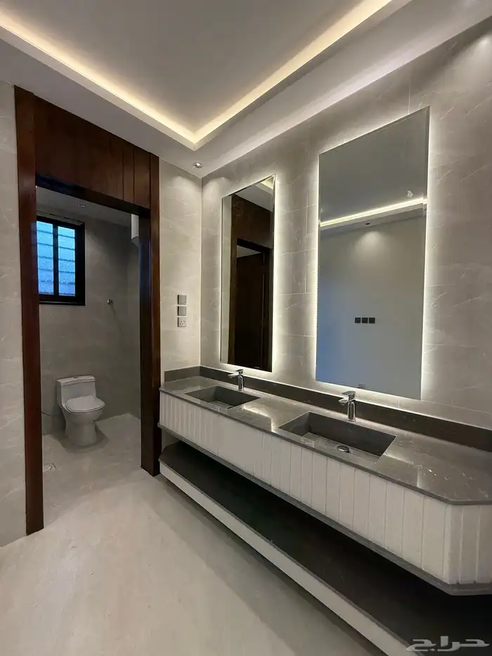 للبيع شقه ارضيه ببايكة سيارة وشقه علويه ف ابها حي الزهور 8