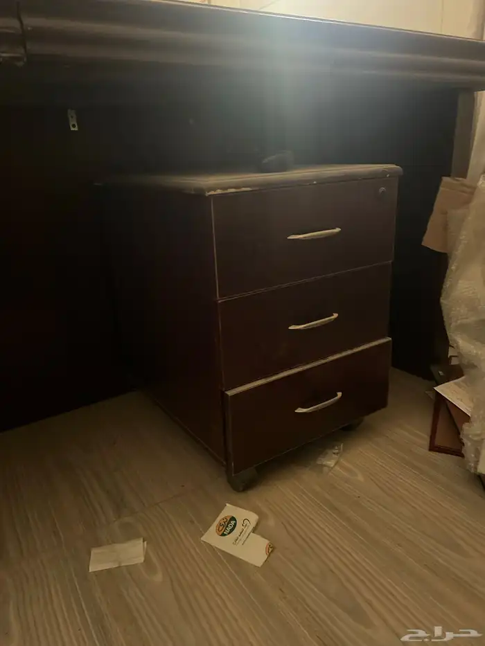 مكتب مع ملحقاته للبيع 2