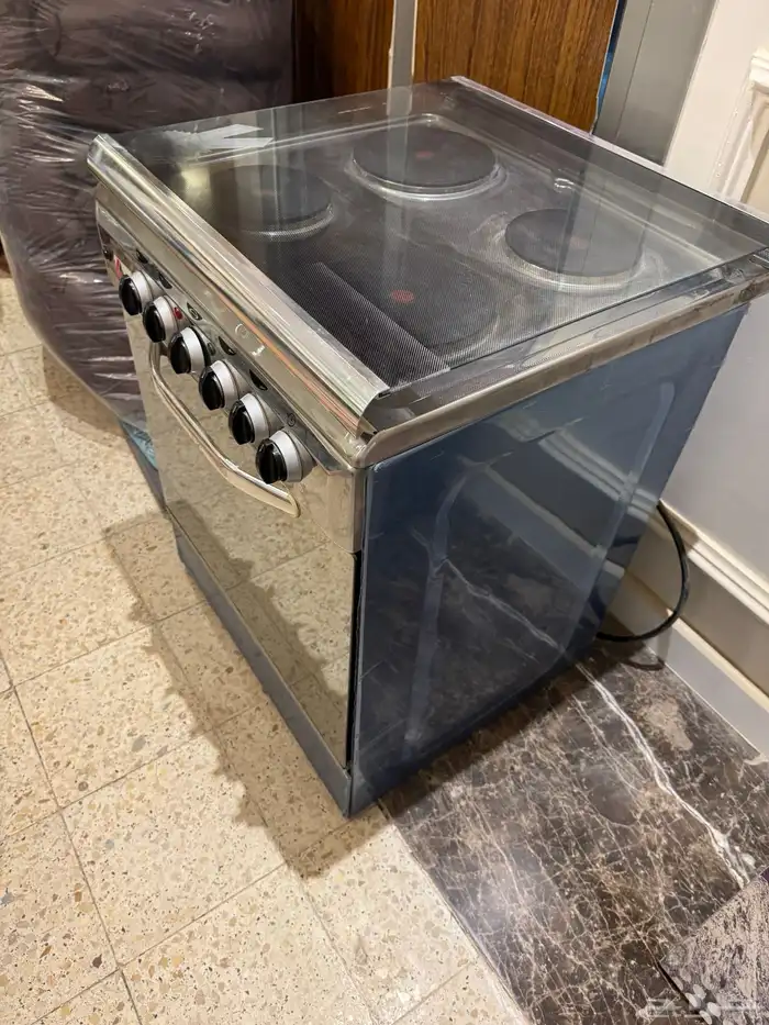 طاولات وغساله اتوماتيك وسرير وباب خشب وفرن كهربائي 6