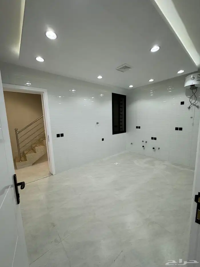 للبيع بجوار كوبري مطار أبها شقق تمليك علوي درج داخلي للسطح 9