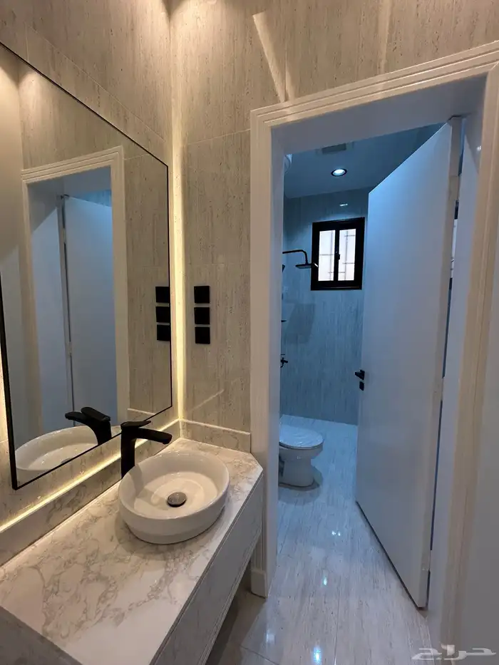 للبيع شقق علوية وأرضية مساحة واسعة مكتملة الخدمات حي الطلح 15