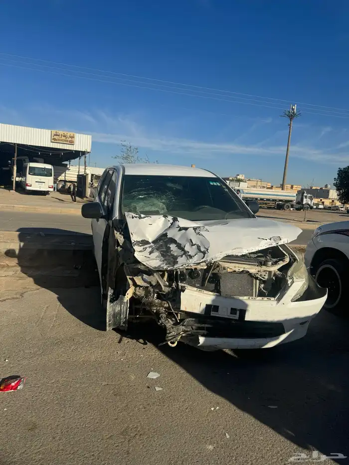 انوفا مصدومه للبيع 0