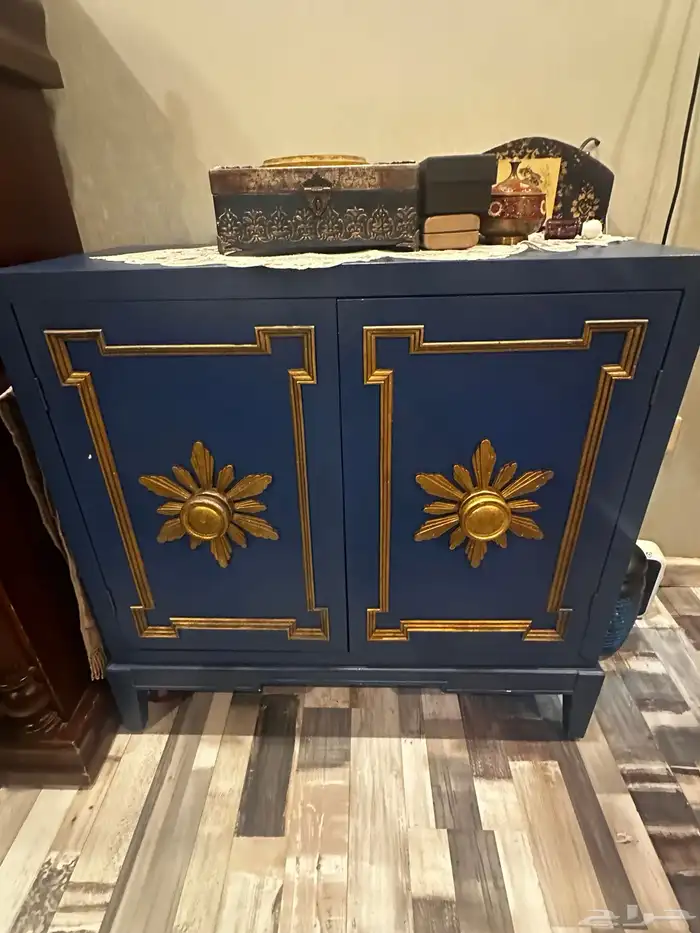 خزانة فخمة باللون الأزرق الملكي مع تفاصيل ذهبية أنيقة 0