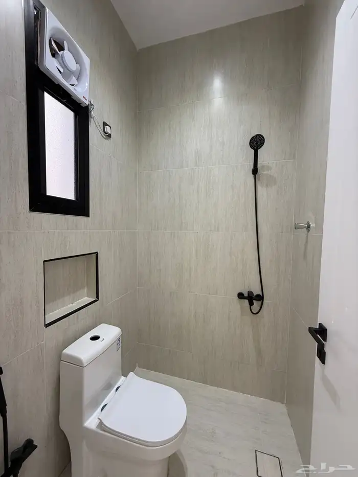 للبيع روف علويه بملحق تشطيب فندقي ف احد رفيده 21