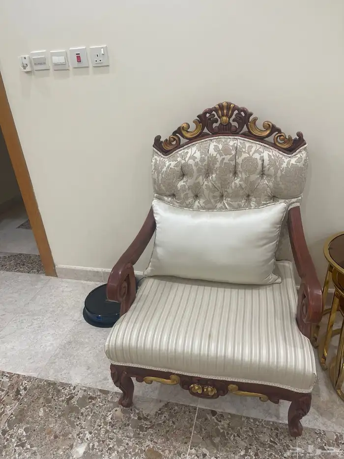 كنب صالة خشب مع طاولات خدمة 4