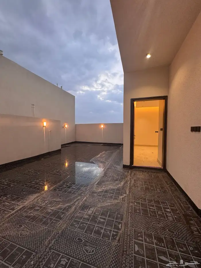 للبيع شقق علويه مع ملحق خاص وسطح حى الحسام 22