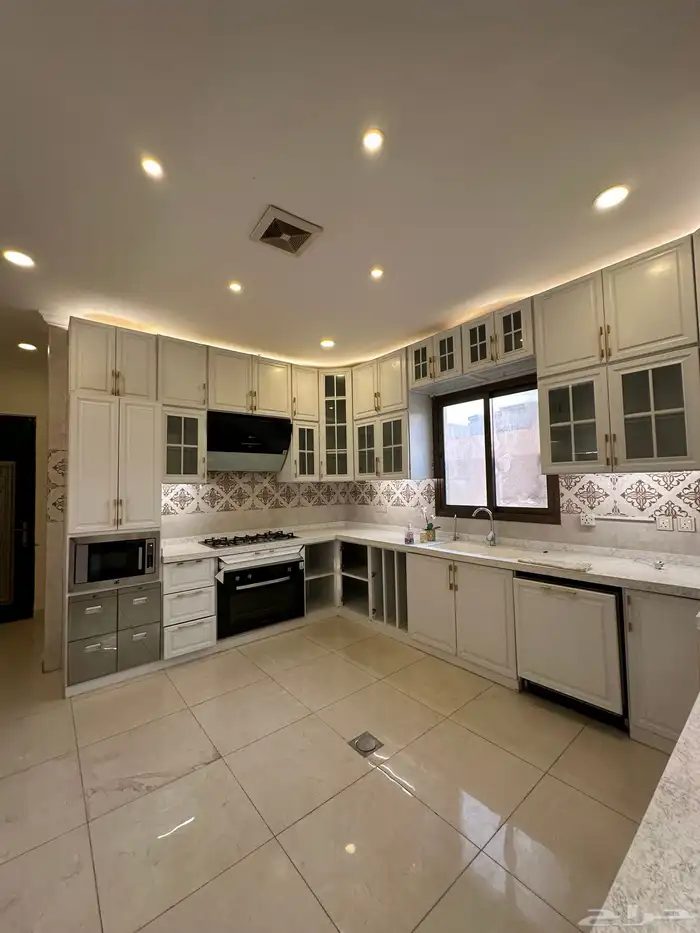 للايجار فيلا كبيرة موؤثثة في حي الشعلة 9