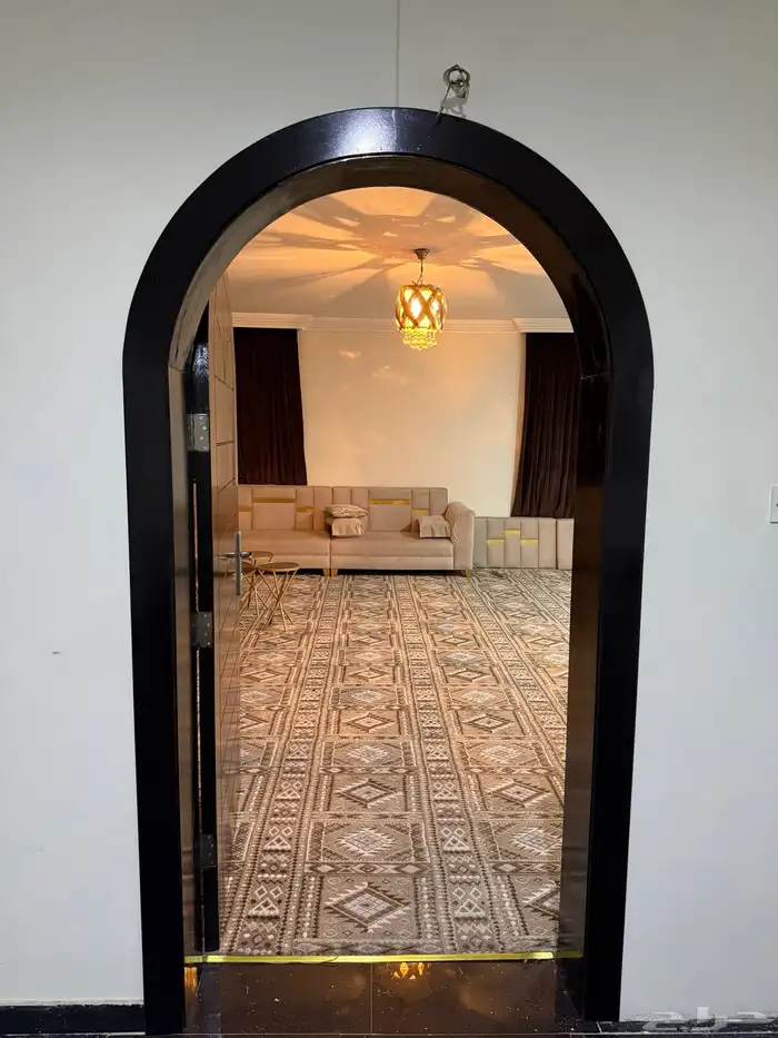 باب مجلس خشب نظيف جدآ 1