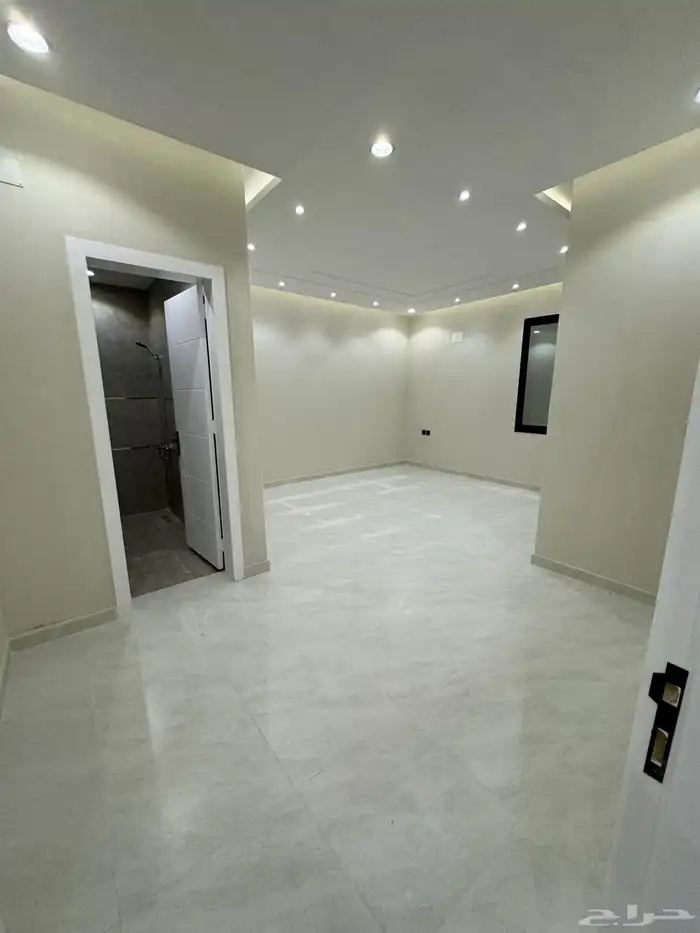 للبيع بجوار كوبري مطار أبها شقق تمليك علوي درج داخلي للسطح 14