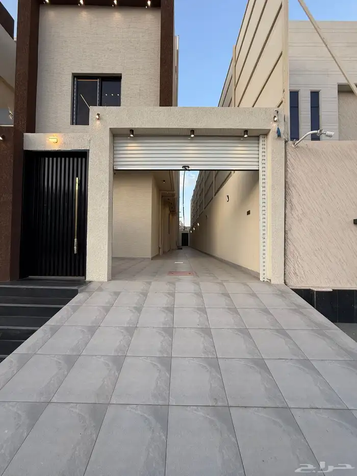 للبيع شقه ارضيه ببايكة سيارة وشقه علويه ف ابها حي الزهور 1