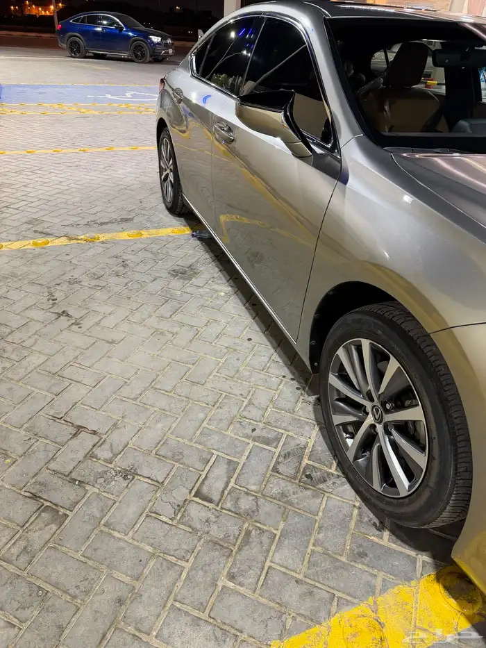 لكزس 2019 ES تيتانيوم نظيف 9