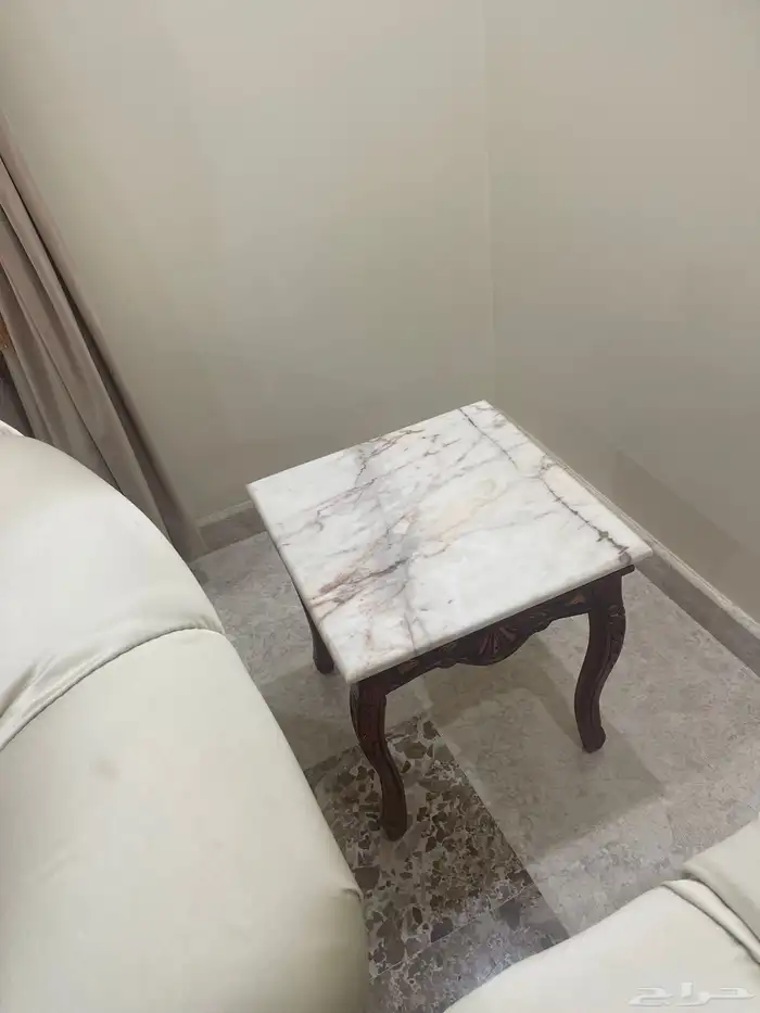 كنب صالة خشب مع طاولات خدمة 2