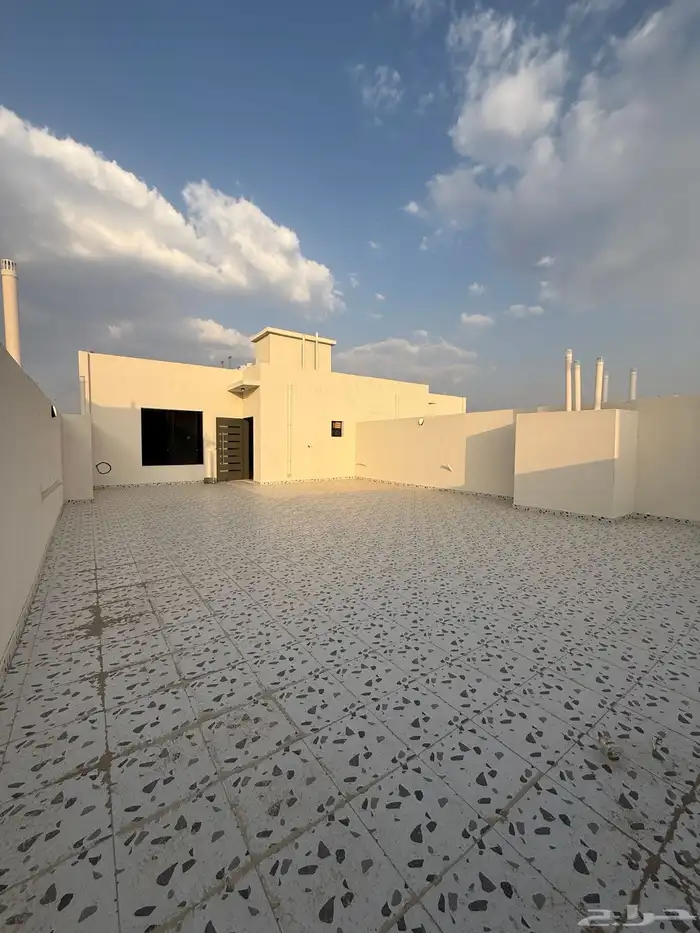 للبيع روف علويه بملحق تشطيب فندقي ف احد رفيده 24