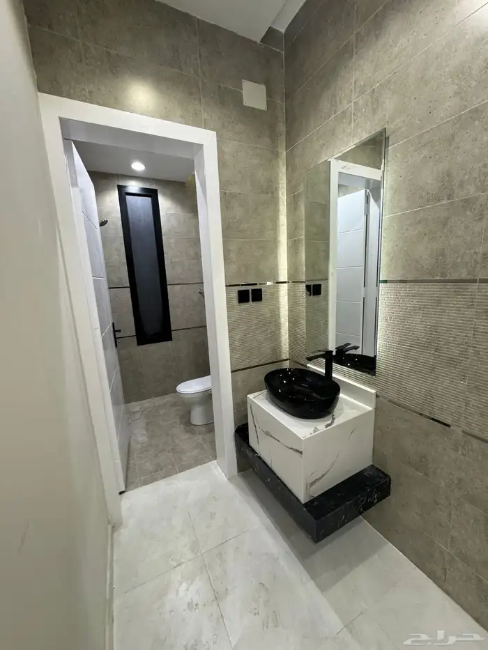 للبيع بجوار كوبري مطار أبها شقق تمليك علوي درج داخلي للسطح 2