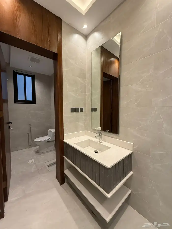 للبيع شقه ارضيه ببايكة سيارة وشقه علويه ف ابها حي الزهور 11