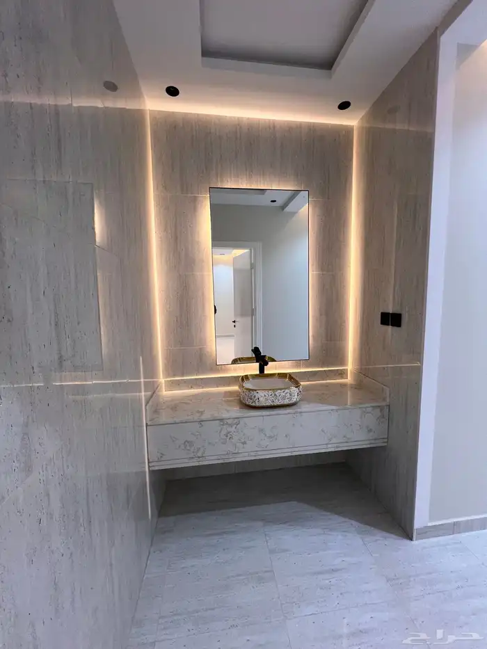 للبيع فيلا روف دور ثاني مع ملحق حى الراقى خميس مشيط 32