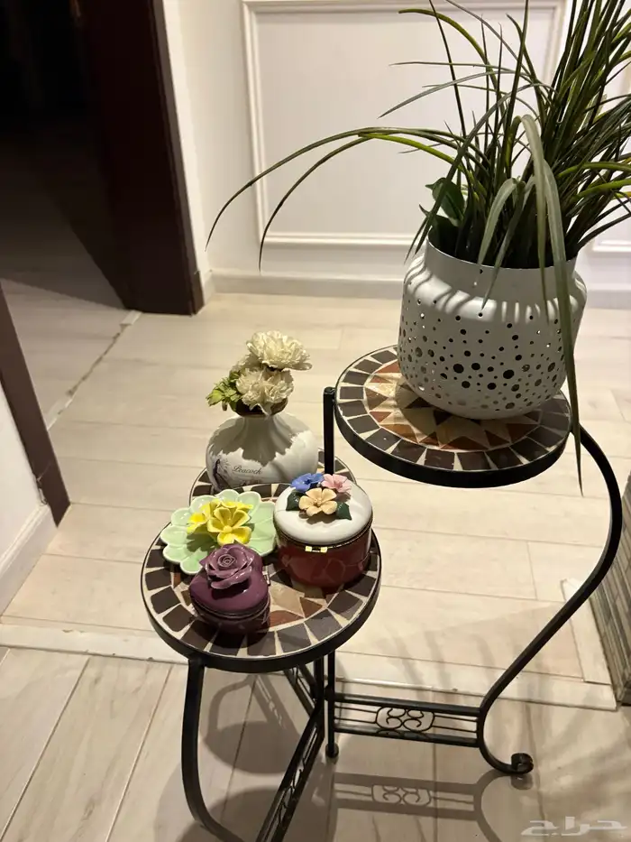 طاوله مع تحف 1