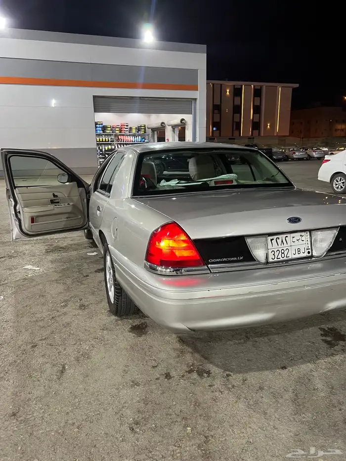 فورد كروان فكتوريا 8