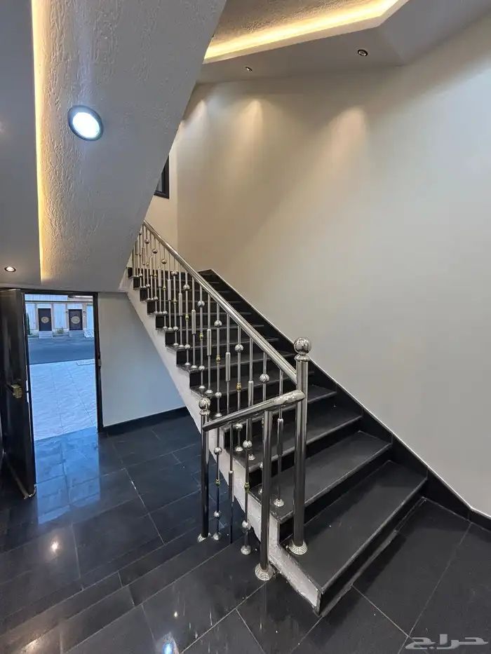 للبيع شقق علوية وأرضية مساحة واسعة مكتملة الخدمات حي الطلح 2