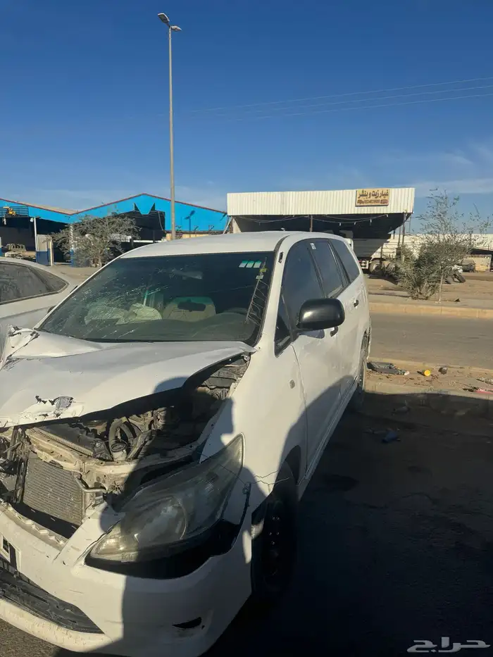 انوفا مصدومه للبيع 3