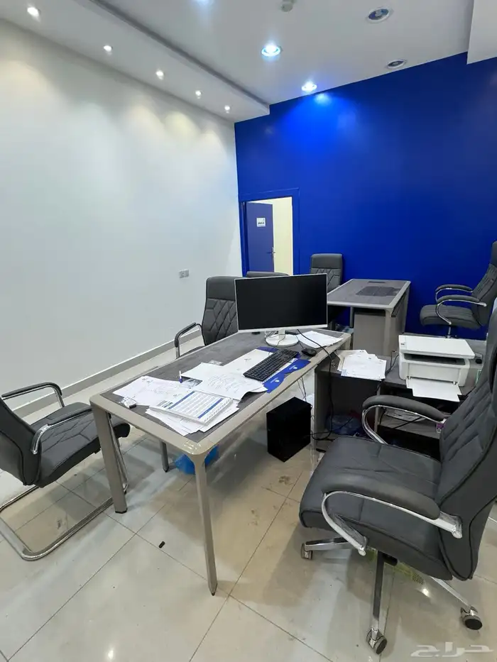 مكتبين شبه جدد مع كامل الأغراض 5