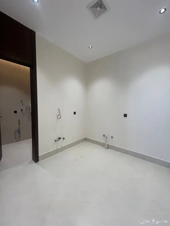 للبيع ادوار علوية مع ملحق و سطح خاص مخطط الحسام 18