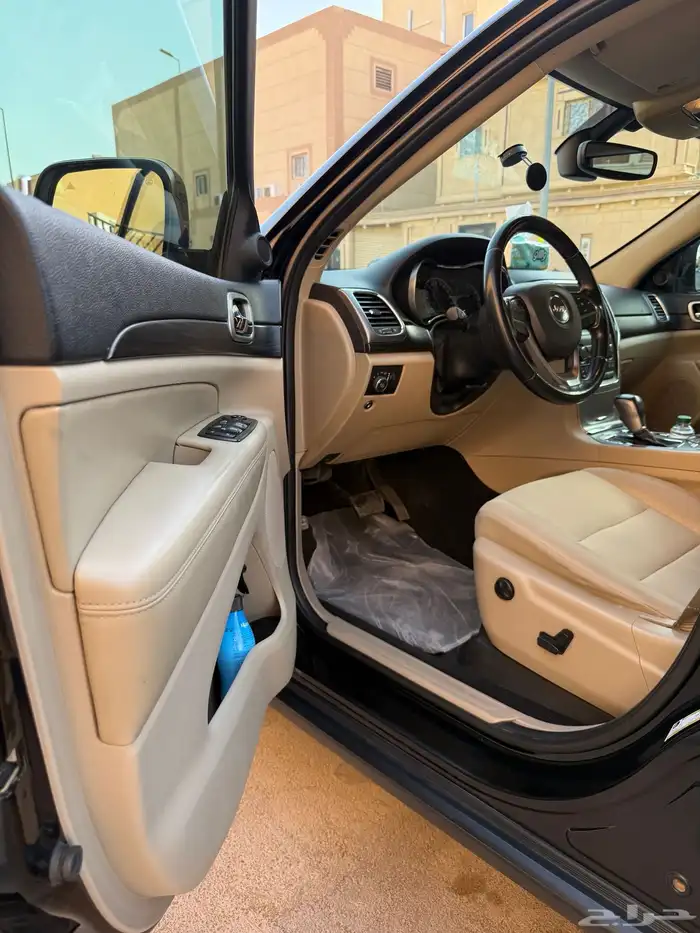 جيب شيروكي لاريدو 2020 أسود ملكي منوه 8