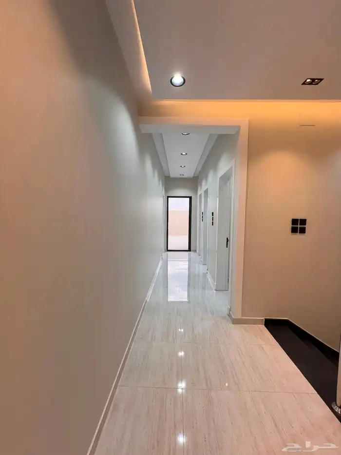 للبيع فيلا روف دور ثاني مع ملحق حى الراقى خميس مشيط 37