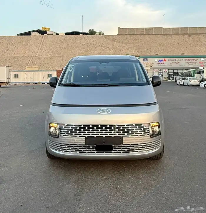 هونداي استاريا 2022 ديزل 12 راكب شبه جديد للبيع 1