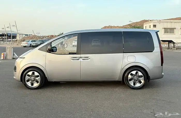 هونداي استاريا 2022 ديزل 12 راكب شبه جديد للبيع 6