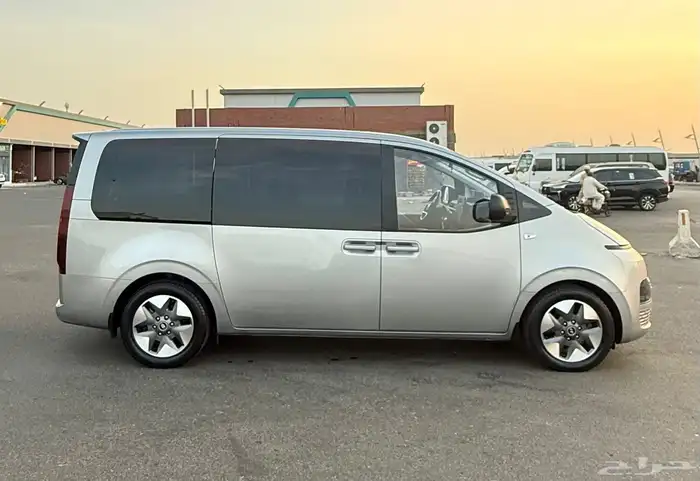 هونداي استاريا 2022 ديزل 12 راكب شبه جديد للبيع 7