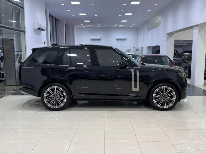 للبيع  رينج روفر فوج HSE موديل 2024 (أسود) 7