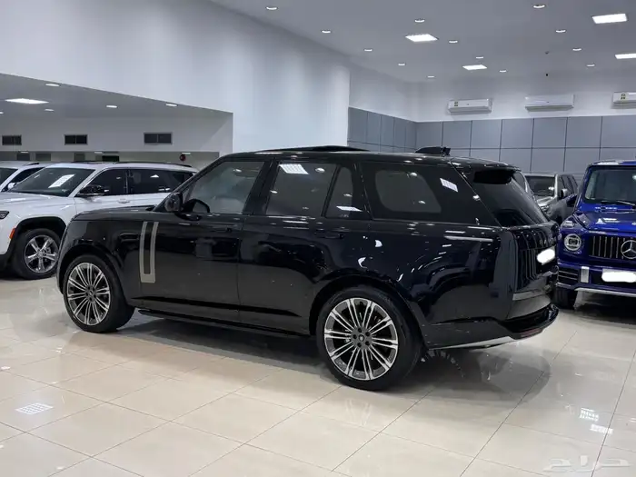 للبيع  رينج روفر فوج HSE موديل 2024 (أسود) 6