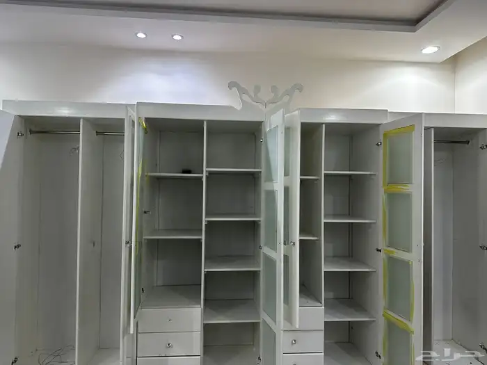 دولاب كبير مقسم وتسريحة وثلاث دواليب صغار 3