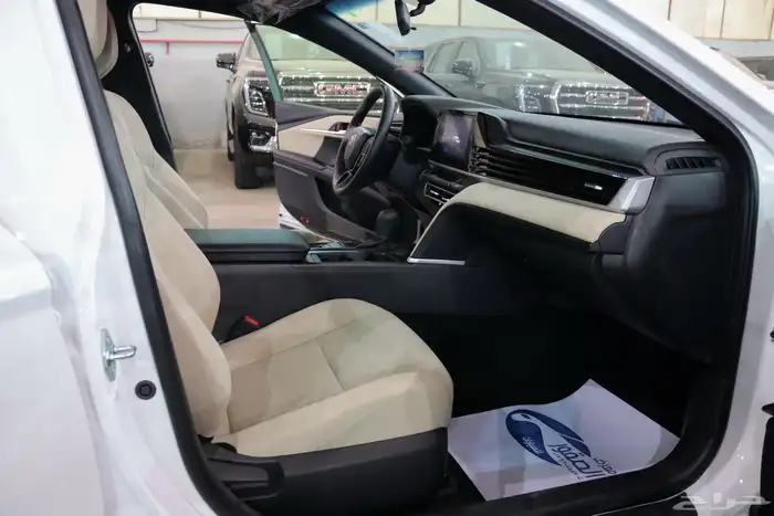 تويوتا كامري E بنزين موديل 2025 بسعر 113.000 8