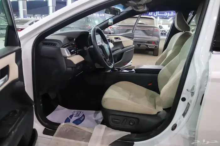 تويوتا كامري E بنزين موديل 2025 بسعر 113.000 7