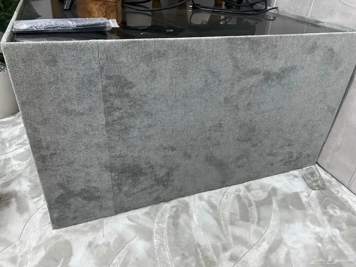 طاولة تفصال خشبية والسقف قزاز جديده ونظيف ومافيه اي كسور 2