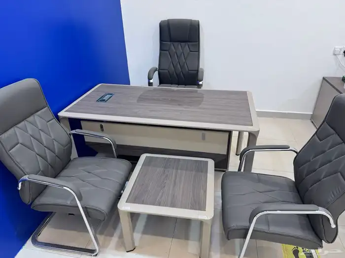 مكتبين شبه جدد مع كامل الأغراض 1